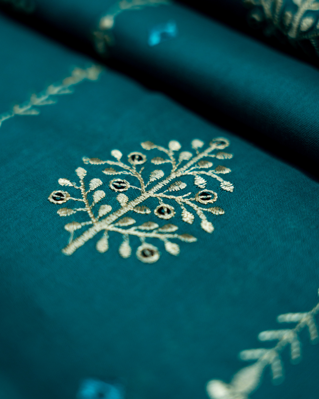 QL-EL-V1-02 Embroidered Lawn 2 PCs