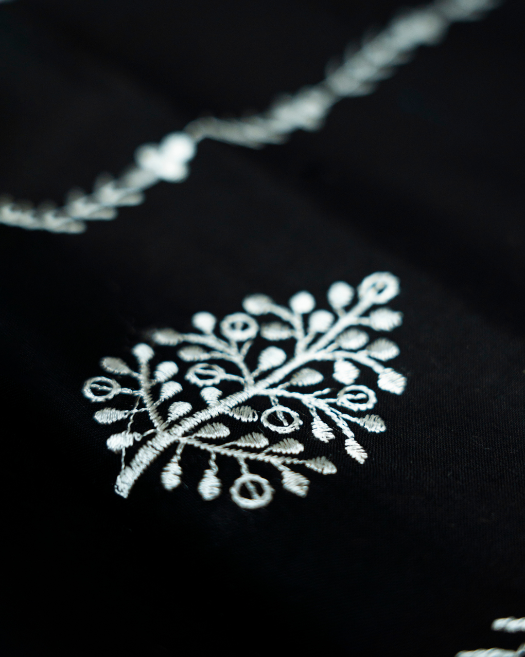 QL-EL-V1-04 Embroidered Lawn 2 PCs