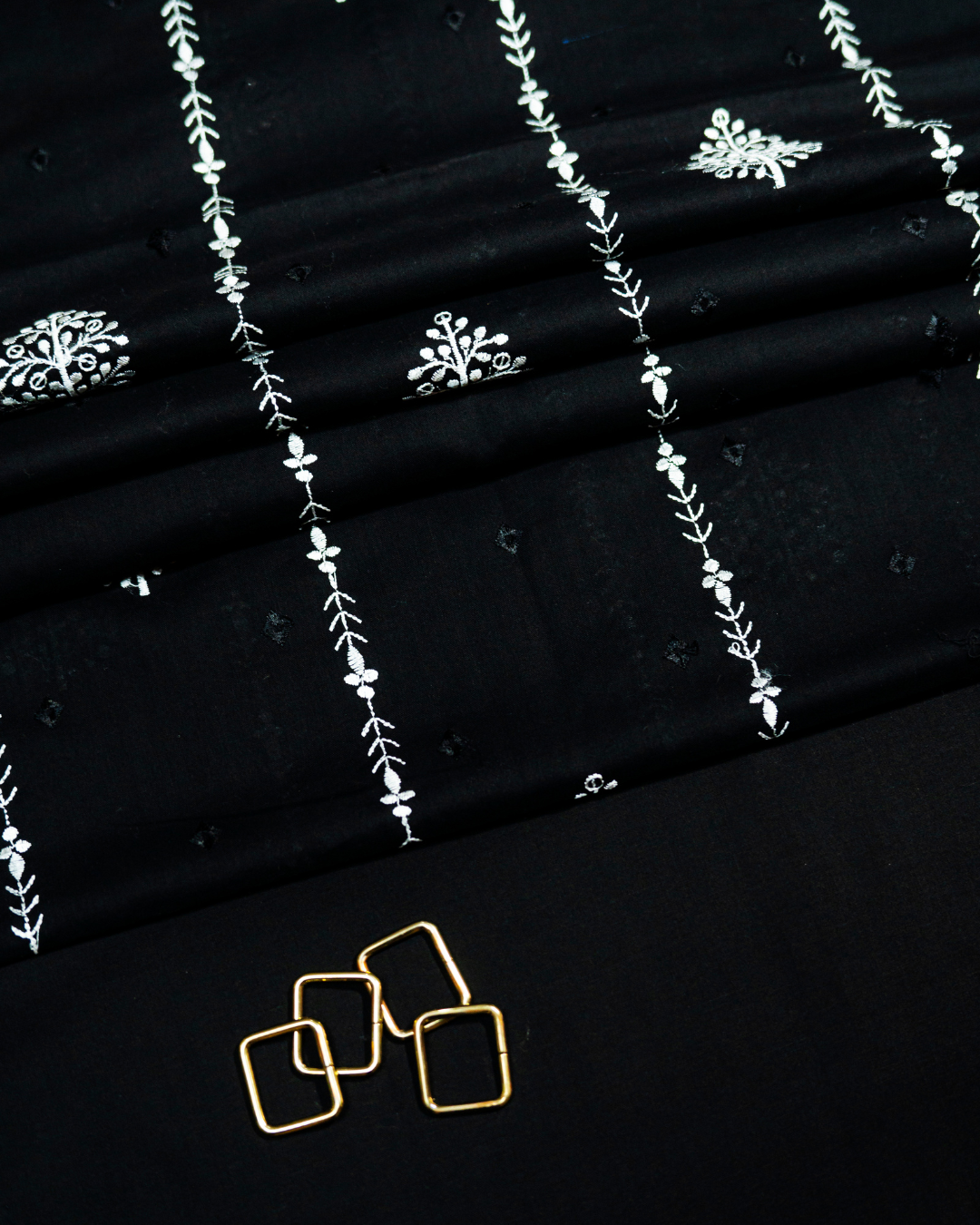 QL-EL-V1-04 Embroidered Lawn 2 PCs